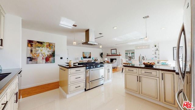 8212 Belford Avenue, Los Angeles CA: https://media.crmls.org/mediaz/2e7c42fe-0a75-4c0d-a640-def03c5f84a3.jpg
