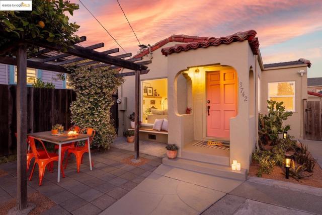 3742 Loma Vista AVE, Oakland CA: https://media.crmls.org/mediaz/2e7cbcc3-ae06-45ca-9b35-50b67c42ed84.jpg