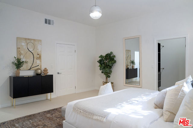 1515 N Fairfax Avenue, Los Angeles CA: https://media.crmls.org/mediaz/2e7ce7a1-b0e8-4f92-8251-a43a3001cc44.jpg