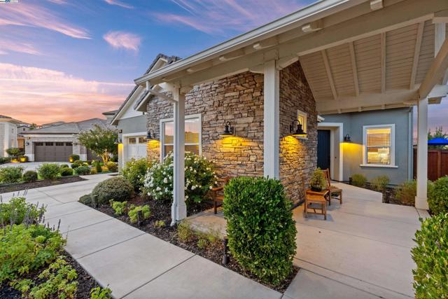 2062 Reserva Ct, Brentwood CA: https://media.crmls.org/mediaz/2e7d2dfb-fb35-40c2-ad1a-64bb6bdcc030.jpg