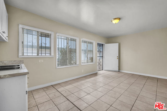 522 E Kelso Street, Inglewood CA: https://media.crmls.org/mediaz/2e7e1a0c-417a-444a-84c4-5ced50eb49be.jpg