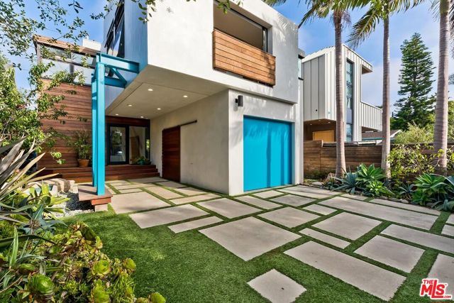 832 Superba Avenue, Venice CA: https://media.crmls.org/mediaz/2e7e31c9-c703-499d-b399-42a6f03f1355.jpg