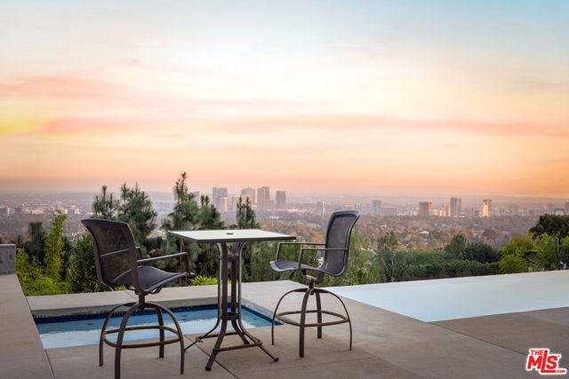 1290 Angelo Drive, Beverly Hills CA: https://media.crmls.org/mediaz/2e7f5445-8a24-46e1-9b57-5265b126aa2f.jpg