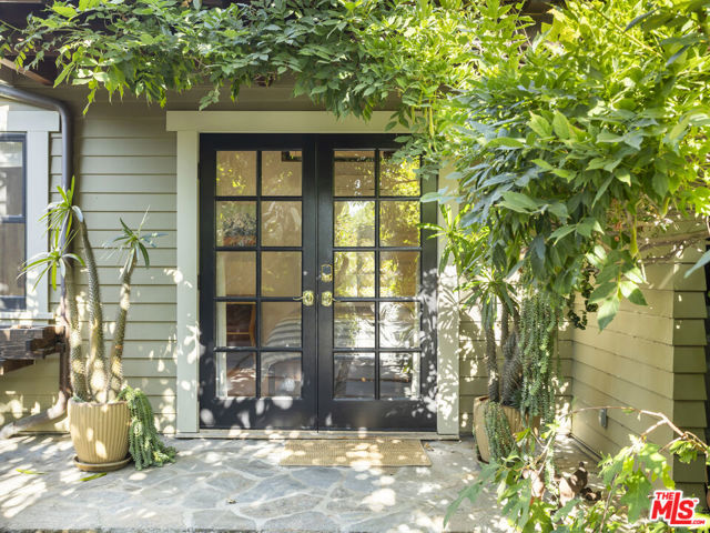 1528 N Curson Avenue, Los Angeles CA: https://media.crmls.org/mediaz/2e7f5f03-21b8-4930-82ab-5c80a9a4bc3c.jpg