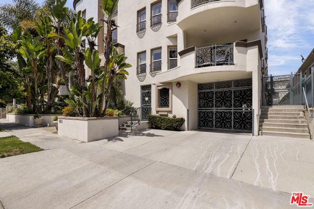 1862 S Bentley Avenue, Los Angeles CA: https://media.crmls.org/mediaz/2e7fab36-4e23-45e5-b4d4-7608624c78e1.jpg