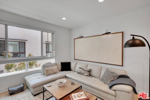 2927 Exposition Place, Los Angeles CA: https://media.crmls.org/mediaz/2e808892-5ab4-402c-91f1-791e29646138.jpg