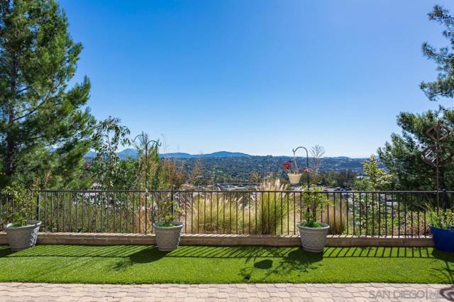 2334 Columbine Dr, Alpine CA: https://media.crmls.org/mediaz/2e80c31d-b9da-416e-9e65-8128d7a4ed25.jpg