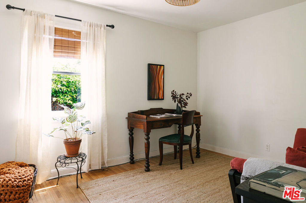 https://media.crmls.org/mediaz/2e819dd6-c5b8-4010-aaec-9fdbafd8b710.jpg?preset=X-Large
