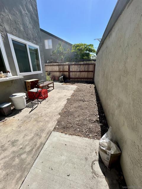 10828 Lamentin Ct, San Diego CA: https://media.crmls.org/mediaz/2e8357ed-614c-4a1c-8589-36c1ffdd6924.jpg