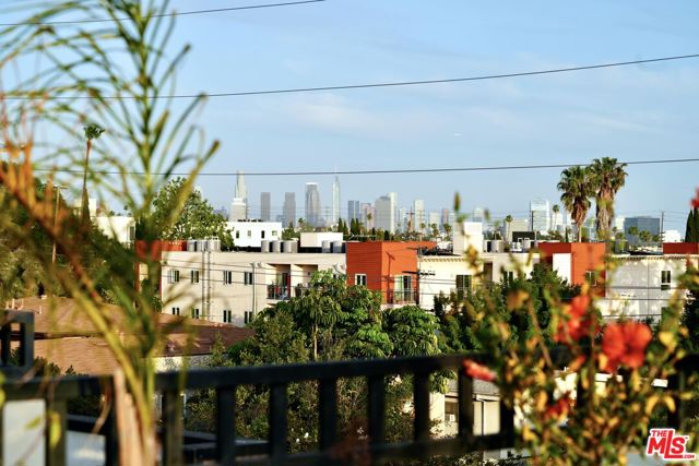 5961 Fountain Avenue, Los Angeles CA: https://media.crmls.org/mediaz/2e841bf1-a8b4-4572-8102-929e6dc3534c.jpg