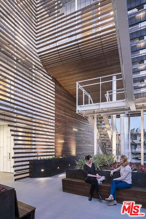 935 N San Vicente Boulevard, West Hollywood CA: https://media.crmls.org/mediaz/2e84841f-3f3c-4049-a0cb-39d64b8929eb.jpg