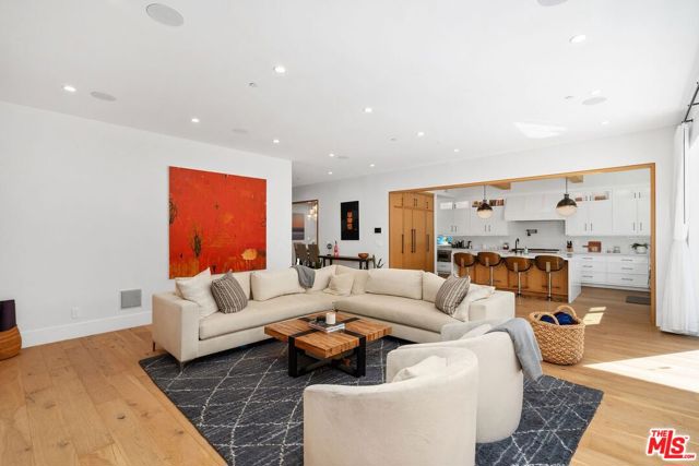 4937 Rubio Avenue, Encino CA: https://media.crmls.org/mediaz/2e84fcfe-25cd-4c20-9f0e-e5f690a9cda8.jpg