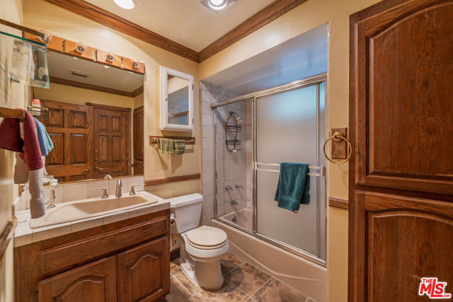 1242 Angelo Drive, Beverly Hills CA: https://media.crmls.org/mediaz/2e856c06-42ec-427b-b95c-f2ae0422d12b.jpg