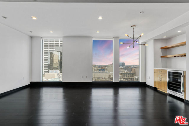 655 S Hope Street, Los Angeles CA: https://media.crmls.org/mediaz/2e85ad41-febc-4618-8431-e597eddc19bb.jpg