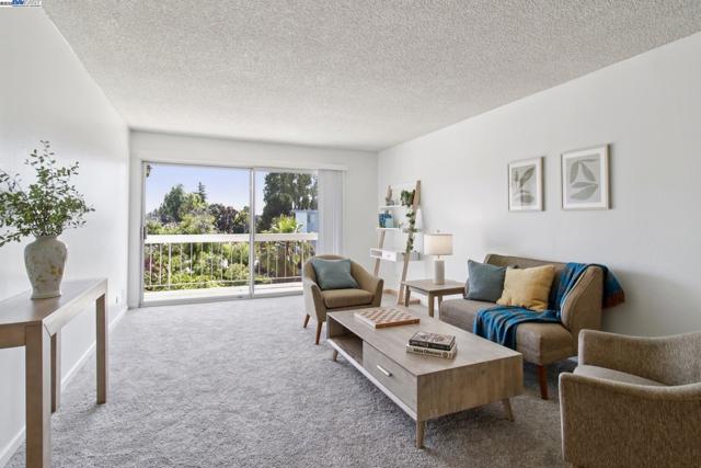 950 Shorepoint Ct, Alameda CA: https://media.crmls.org/mediaz/2e8755f9-b457-4585-886e-8683dae9974a.jpg