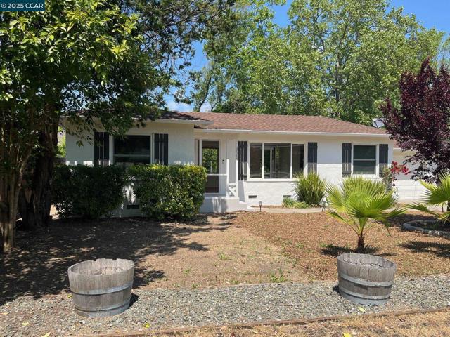 1509 Lake St, Calistoga CA: https://media.crmls.org/mediaz/2e87abd7-9d6d-4280-9093-47a4d39465b8.jpg