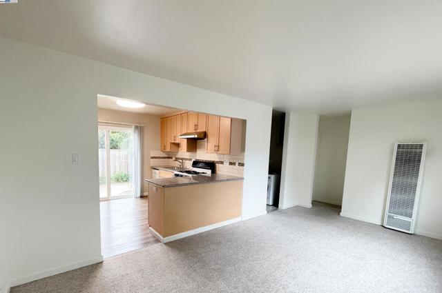 2120 Encinal Ave, Alameda CA: https://media.crmls.org/mediaz/2e888096-24e9-4541-bec5-1c2d4d897c4c.jpg