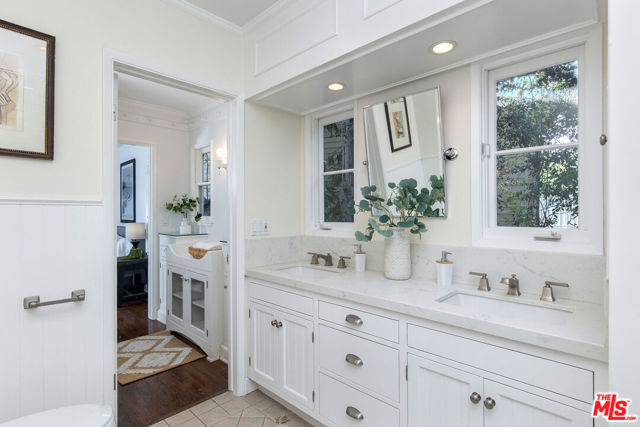 10155 Valley Spring Lane, Toluca Lake CA: https://media.crmls.org/mediaz/2e88c72a-ef20-429c-8514-ede4c0b27b4f.jpg