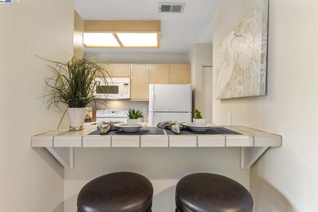 7710 Canyon Meadow Cir, Pleasanton CA: https://media.crmls.org/mediaz/2e891561-1918-4777-a6cb-890e9484f8a6.jpg