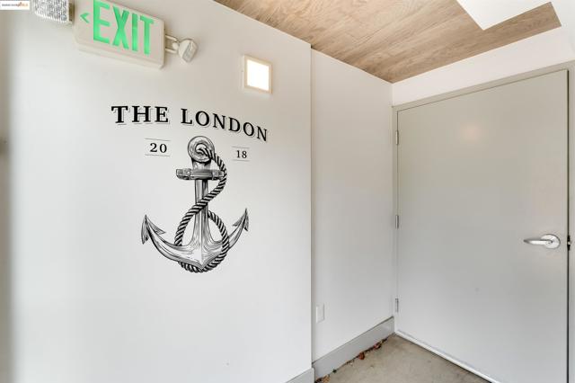 410 Webster St, Oakland CA: https://media.crmls.org/mediaz/2e892ccc-f975-455a-b1c4-de8547018e9f.jpg