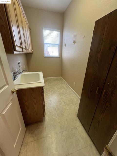 613 Kenwood Dr, Brentwood CA: https://media.crmls.org/mediaz/2e894bad-013c-4798-9e14-6e53f30421be.jpg