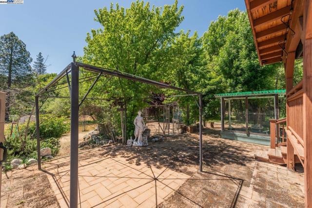 31 Rocky Road, Weaverville CA: https://media.crmls.org/mediaz/2e8a2603-04e3-490d-a26d-7e78197a5369.jpg