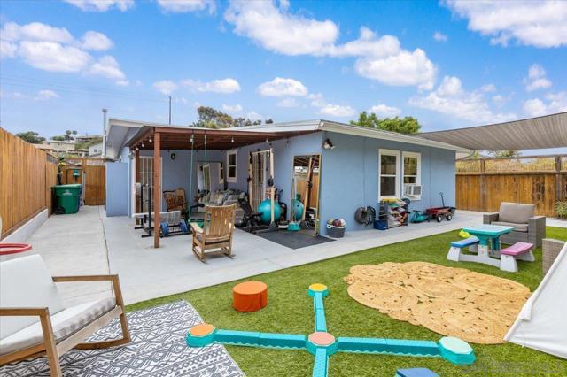 6212 Streamview Dr, San Diego CA: https://media.crmls.org/mediaz/2e8a9a57-51e7-47e4-8566-803a151dc1dc.jpg