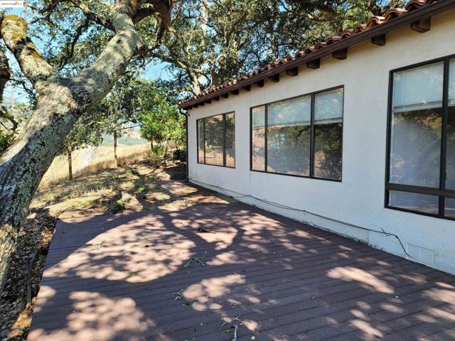 40 Hilldale Ct, Orinda CA: https://media.crmls.org/mediaz/2e8abfa3-9a8d-4fc4-9c42-eb17defe2114.jpg