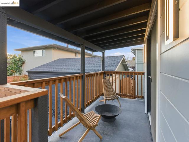 3274 Encinal Ave, Alameda CA: https://media.crmls.org/mediaz/2e8b7be1-547f-4ba5-938d-3a45f55c4f3f.jpg