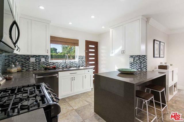 2700 Coolidge Avenue, Los Angeles CA: https://media.crmls.org/mediaz/2e8c013b-8ba3-4874-babd-fe44fdb9687b.jpg