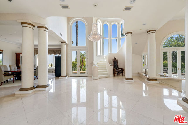 3303 Clerendon Road, Beverly Hills CA: https://media.crmls.org/mediaz/2e8c62de-1a7c-4732-bc8c-0f7321f4d3cb.jpg