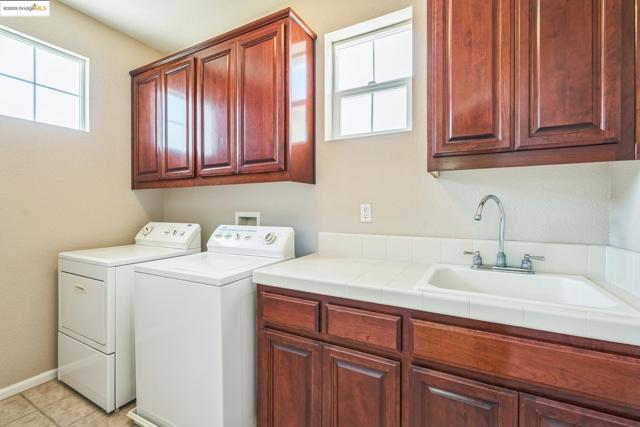 2665 Torrey Pines Dr, Brentwood CA: https://media.crmls.org/mediaz/2e8cf889-1d1a-4539-806e-1a46833edd06.jpg