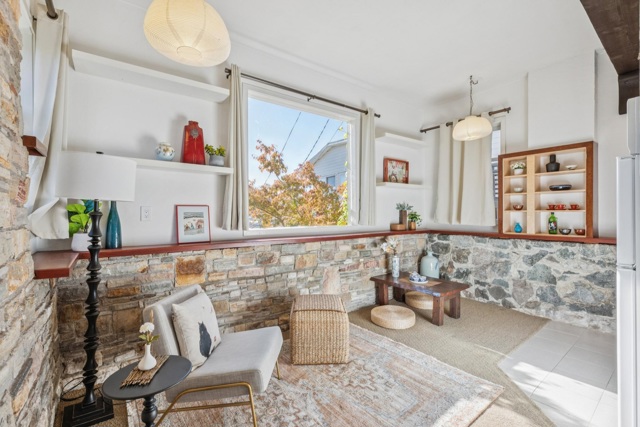 28 Marina Court Dr, San Rafael CA: https://media.crmls.org/mediaz/2e8d4880-0a2b-4394-a2a1-b572cb57c70d.jpg