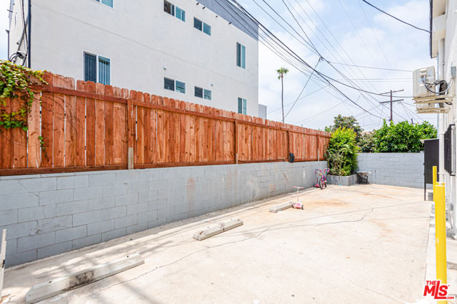 4546 W 17th Street, Los Angeles CA: https://media.crmls.org/mediaz/2e8dd712-c45c-43cf-8cde-9da5613d8389.jpg