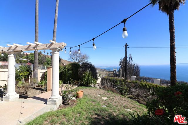 20776 Big Rock Drive, Malibu CA: https://media.crmls.org/mediaz/2e8dfad7-3228-44f8-b836-f887aa4cf84b.jpg