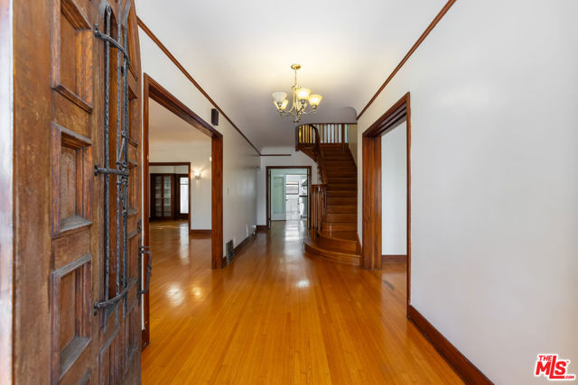 955 S Highland Avenue, Los Angeles CA: https://media.crmls.org/mediaz/2e8e30bd-8238-4bb2-9d85-41e7abfedfa9.jpg