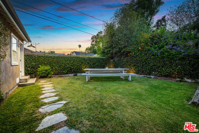 5711 Colbath Avenue, Valley Glen CA: https://media.crmls.org/mediaz/2e8f2fc6-4150-4e29-b9fe-c9cb276eeb06.jpg