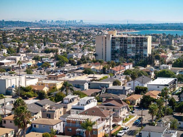 938 Opal St, San Diego CA: https://media.crmls.org/mediaz/2e8f809e-0c38-4449-8433-239c15f13d91.jpg