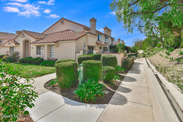 388 Country Club Drive, Simi Valley CA: https://media.crmls.org/mediaz/2e90629e-3f7a-473e-b313-b4c49b888c48.jpg