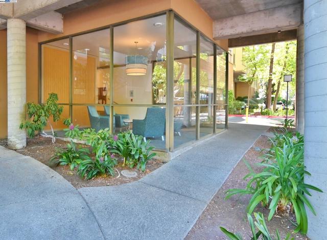 320 N Civic Dr, Walnut Creek CA: https://media.crmls.org/mediaz/2e908baa-27fb-4a7c-a52d-d5d970c85290.jpg