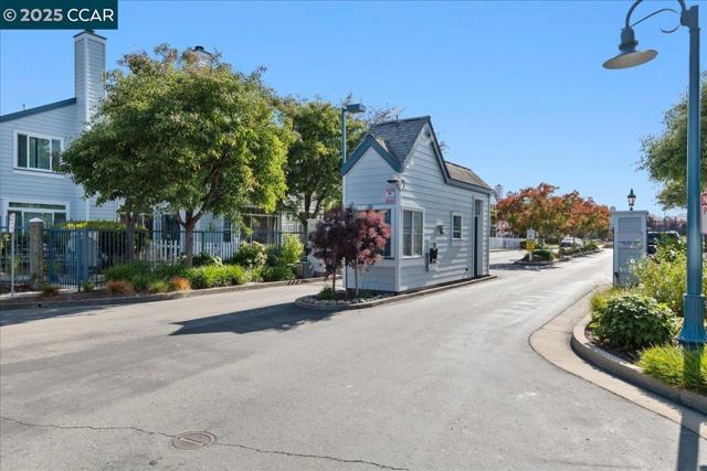 609 Commodore Dr, Richmond CA: https://media.crmls.org/mediaz/2e912c0f-1504-4fc8-bb57-92b2f1f681f6.jpg