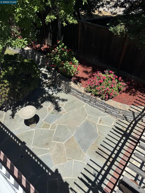 898 Luxury Dr, Concord CA: https://media.crmls.org/mediaz/2e91b0ad-1aef-4d4a-b7d1-835915959d31.jpg