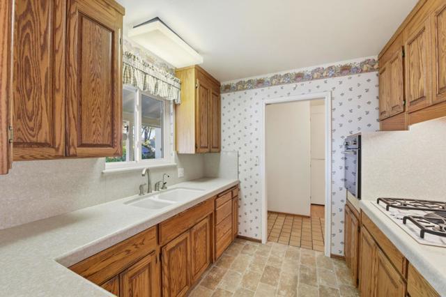 4975 Bel Escou Drive, San Jose CA: https://media.crmls.org/mediaz/2e926a4f-a3d1-4414-8da8-9b41b5650b8a.jpg