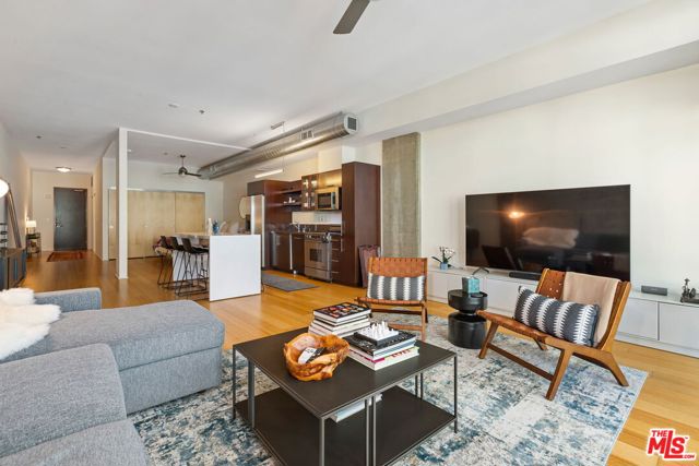 1111 S Grand Avenue, Los Angeles CA: https://media.crmls.org/mediaz/2e92ecea-4e7b-46d8-9ad1-6c7a7384513c.jpg