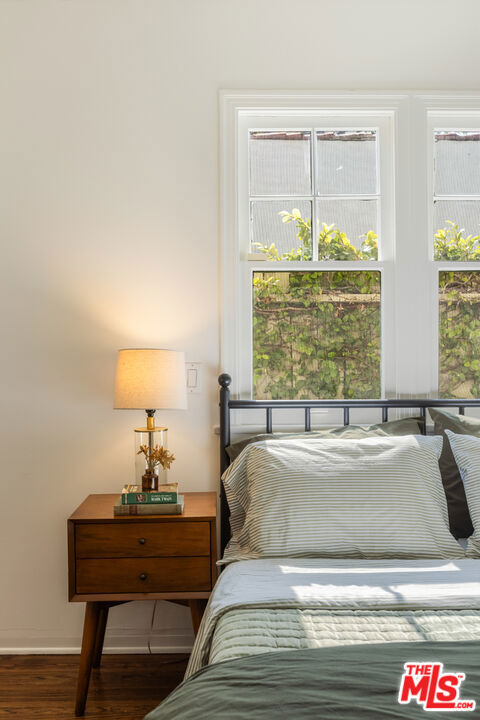 7361 Oakwood Avenue, Los Angeles CA: https://media.crmls.org/mediaz/2e93d4b0-c17e-44cc-b753-97cdf2f1374b.jpg