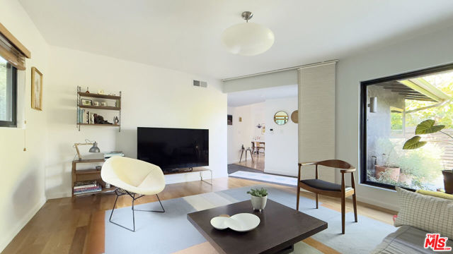 1407 Randall Court, Los Angeles CA: https://media.crmls.org/mediaz/2e943296-04a4-4ac9-b80b-0911c633b7fe.jpg