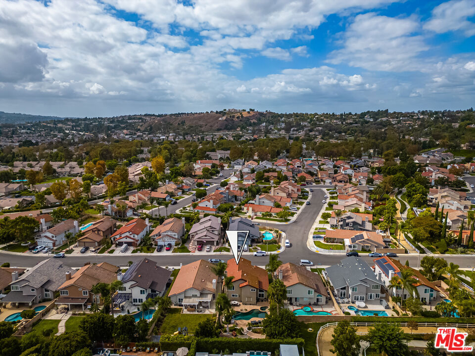 https://media.crmls.org/mediaz/2e94a888-ce8a-49ec-8249-77474b3b6a27.jpg?preset=X-Large