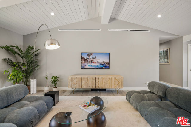 8400 Mulholland Drive, Los Angeles CA: https://media.crmls.org/mediaz/2e94b262-0dfc-4977-8d30-217f38a81642.jpg