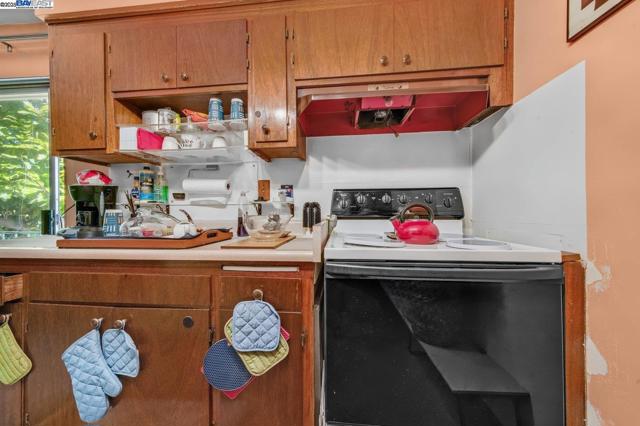 1738 7Th St, Berkeley CA: https://media.crmls.org/mediaz/2e95003c-f5df-49ac-8208-005cb90b6efd.jpg