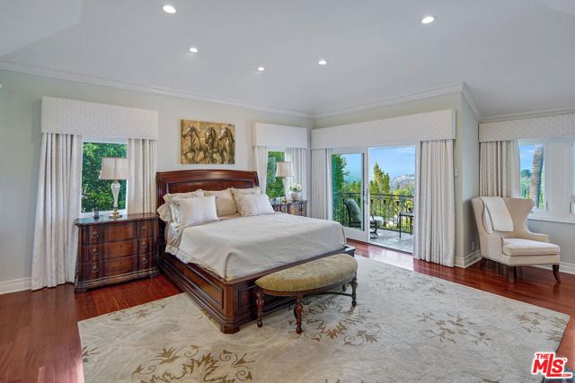 3819 Vista Linda Drive, Encino CA: https://media.crmls.org/mediaz/2e952151-f2b4-484f-a29f-cadafda56ca7.jpg